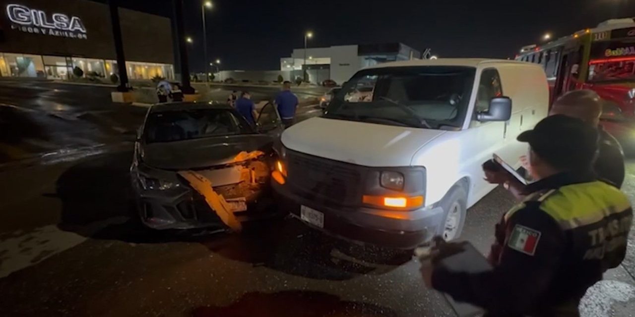 Conductor impacta a vehículo de reciente modelo en Saltillo