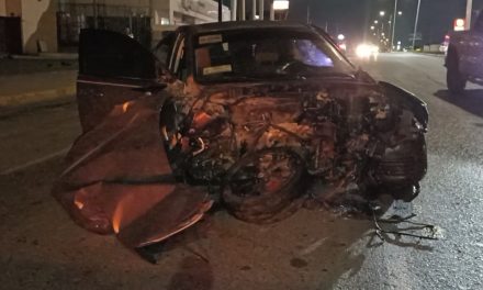 Saltillo: Hombre en estado de ebriedad se estrella a máxima velocidad contra señalamiento y destroza su auto