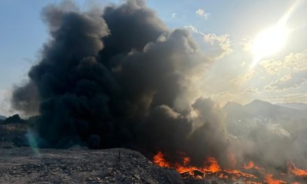 Arde terreno baldío en Vito Alessio Robles