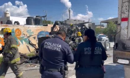 Incendio arrasa con tráiler en la colonia Buitres