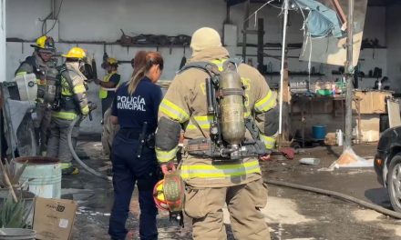 Se incendia auto dentro de taller en Vista Hermosa; fue pérdida total