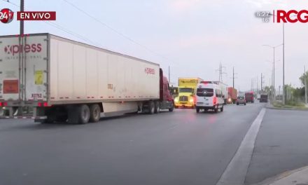 Saltillo: Tráileres invaden 3 carriles del bulevar Isidro López