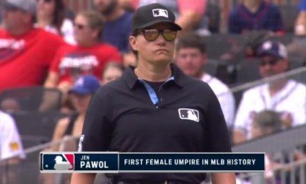 Jen Pawol se convierte en la primera mujer en arbitrar un juego de temporada regular de la MLB