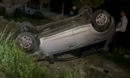 Joven provoca aparatosa volcadura en la calzada Antonio Narro