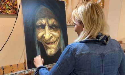 Ella es Liliana Quilantal; la mujer que conecta la magia a través de la pintura
