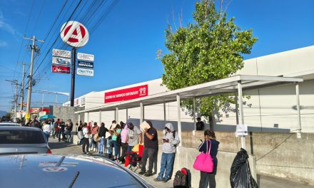 Infonavit Saltillo registra grandes filas