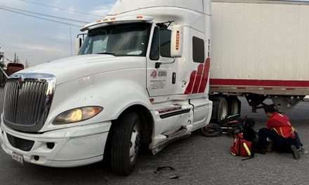 Trailero derriba a motociclista en Ramos Arizpe; víctima fue hospitalizada