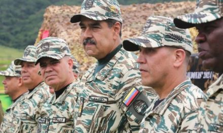 Maduro se blinda ante amenaza de Trump con 4.5 millones de soldados