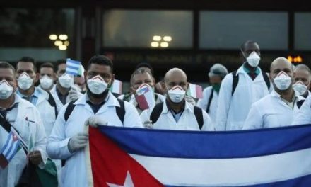 Preparan nuevo contrato para médicos cubanos en México