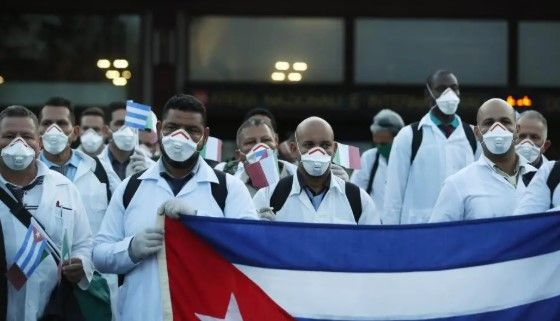 Preparan nuevo contrato para médicos cubanos en México