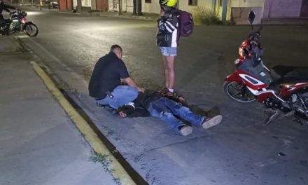 Saltillo: Cae de moto tras volantazo resultó con heridas menores