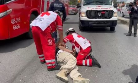 Motociclista resulta lesionado tras fuerte choque contra camioneta en Saltillo