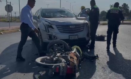 Motociclista resulta gravemente herido tras choque en glorieta de Saltillo