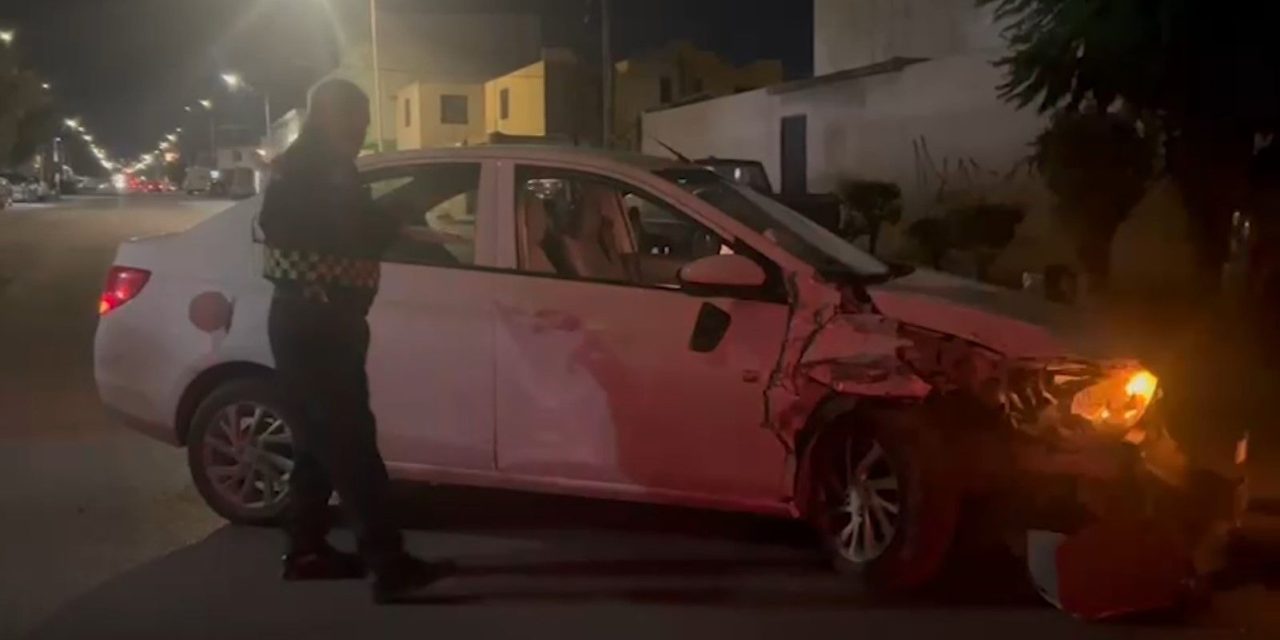 Mujer choca y la rescatan para no afrontar la ley en Saltillo