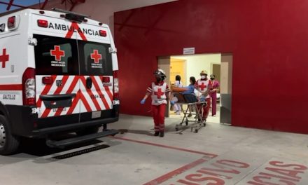 Niña de 8 años se debate entre la vida y la muerte tras ser atropellada en Saltillo