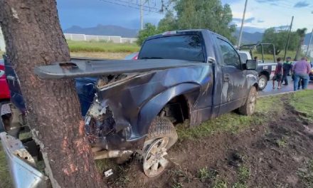 Caos vial en Saltillo: conductor provoca carambola y termina estampado contra un árbol
