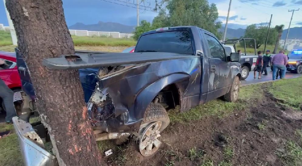 Caos vial en Saltillo: conductor provoca carambola y termina estampado contra un árbol