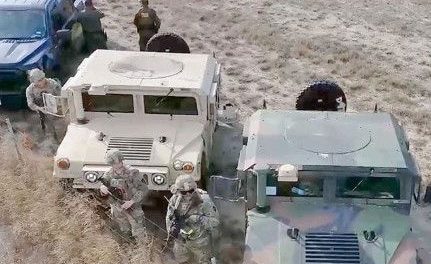 Soldados vigilan la frontera con México en Texas