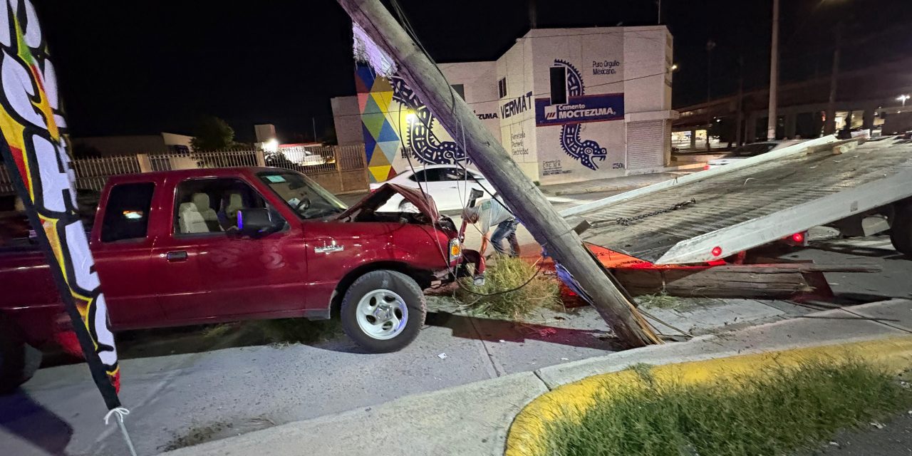 Camioneta se queda sin frenos y choca contra poste en Saltillo