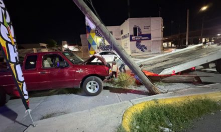 Camioneta se queda sin frenos y choca contra poste en Saltillo
