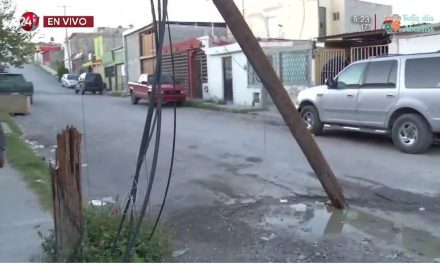 Saltillo: Vientos y lluvias derriban poste en la colonia Nazario Ortiz