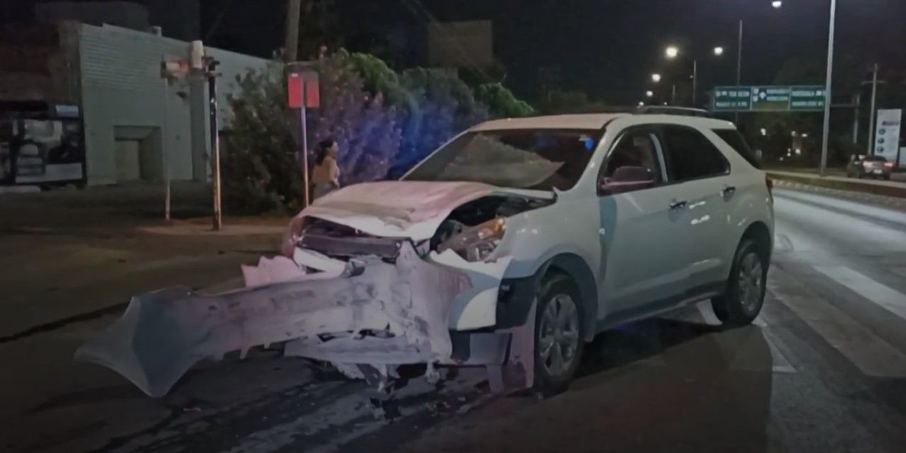 Ebrio se duerme y choca en semáforo de V. Carranza