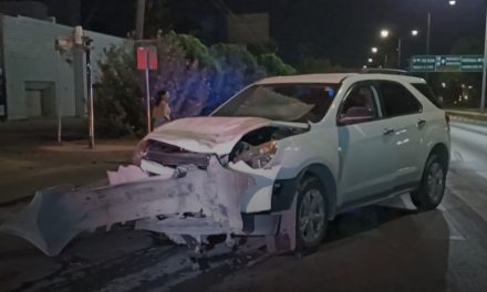 Ebrio se duerme y choca en semáforo de V. Carranza