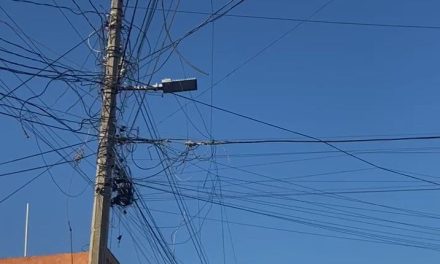 Saltillo: Postes en la colonia San Vicente parecen ‘telarañas’