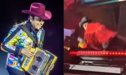 Vocalista de Los Tigres del Norte, sufre aparatosa caída en pleno concierto en San Luis Potosí