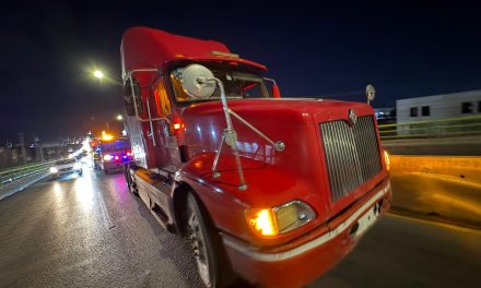 Tracto camión impacta a un auto y lo lanza contra los muros de concreto; no hubo lesionados