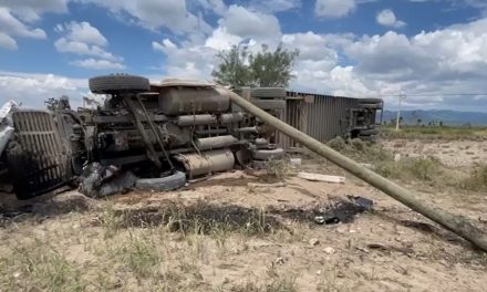 Tráiler vuelca en la Saltillo-Zacatecas por pavimento mojado y exceso de velocidad