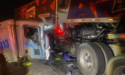 Muere trailero aplastado en la autopista Saltillo-Monterrey durante la madrugada
