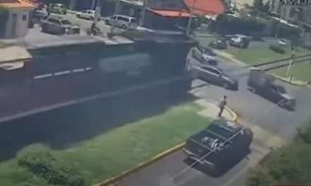 Así fue el impactante momento en que una locomotora embistió autos en Irapuato y dejó 6 muertos