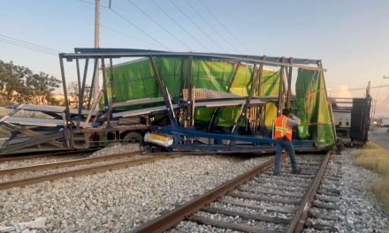Tren embiste camión nodriza en la carretera Los Pinos, en Ramos Arizpe