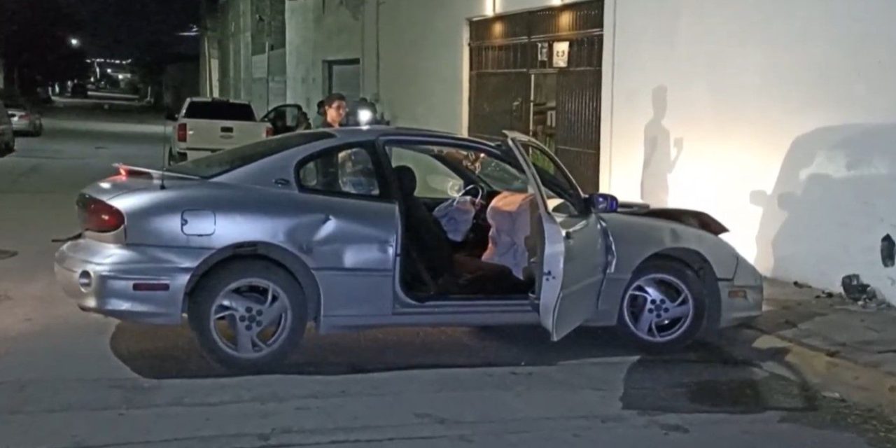 Saltillo: Joven pensó que barda era ‘invisible’; tras choque abandona a su pareja y el auto
