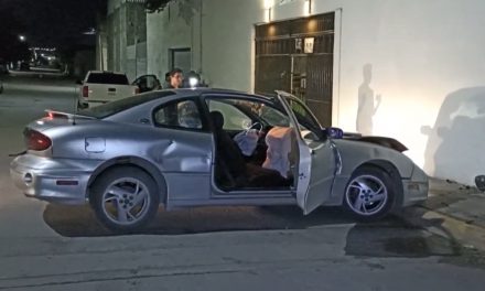 Saltillo: Joven pensó que barda era ‘invisible’; tras choque abandona a su pareja y el auto