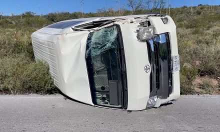 Volcadura de transporte de personal en el camino a General Cepeda; no se reportan heridos