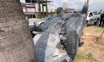 Saltillo:  Volcadura en la colonia Los Pinos deja cuantiosos daños materiales