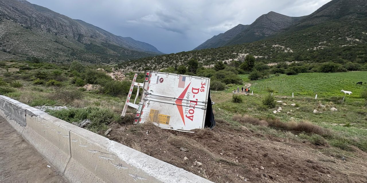 Hombre resulta lesionado tras volcar en la carretera 57