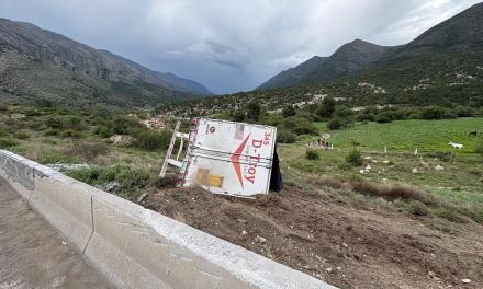 Hombre resulta lesionado tras volcar en la carretera 57