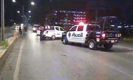 Saltillo: Hombre en estado de ebriedad vuelca y destroza su auto