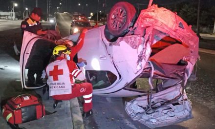 Hombre en estado de ebriedad sufre aparatosa volcadura en Saltillo