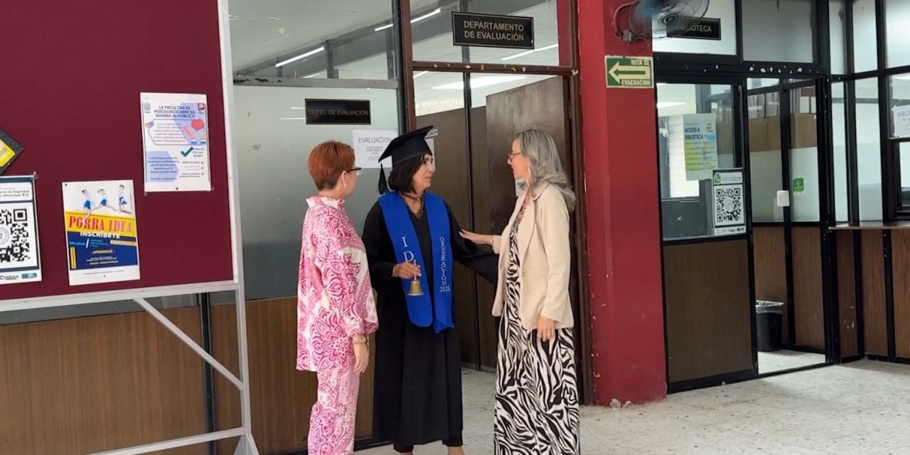 Ya con una maestría, María regresa al IDEA para hacer la prepa