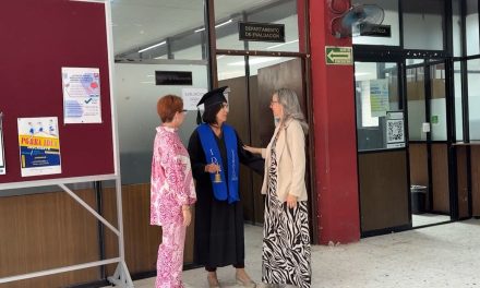 Ya con una maestría, María regresa al IDEA para hacer la prepa