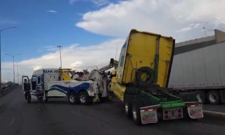 Tractocamión derrapa y genera caos en el periférico LEA