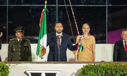 Carlos Villarreal da el Grito de Independencia en Plaza Principal de Monclova