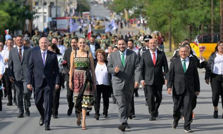 Carlos Villarreal encabeza desfile por el 215 aniversario de la Independencia