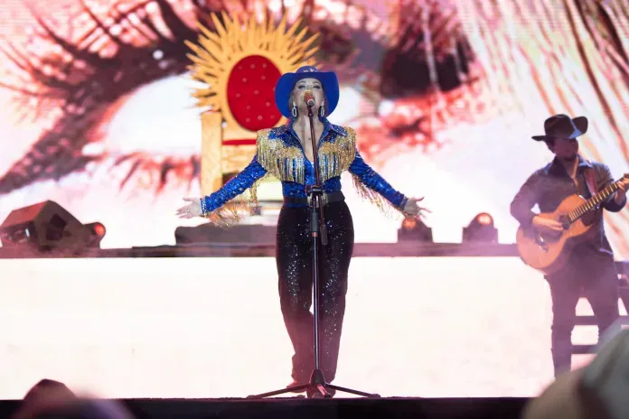 Alicia Villarreal pone a cantar y a bailar a Sabinas en la Feriexpo 2025