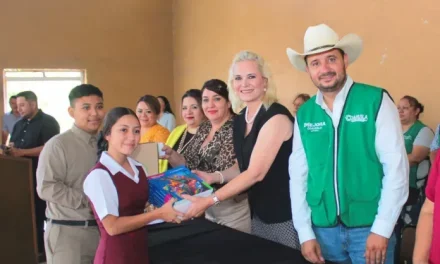 Laura Jiménez entrega paquetes escolares a alumnos