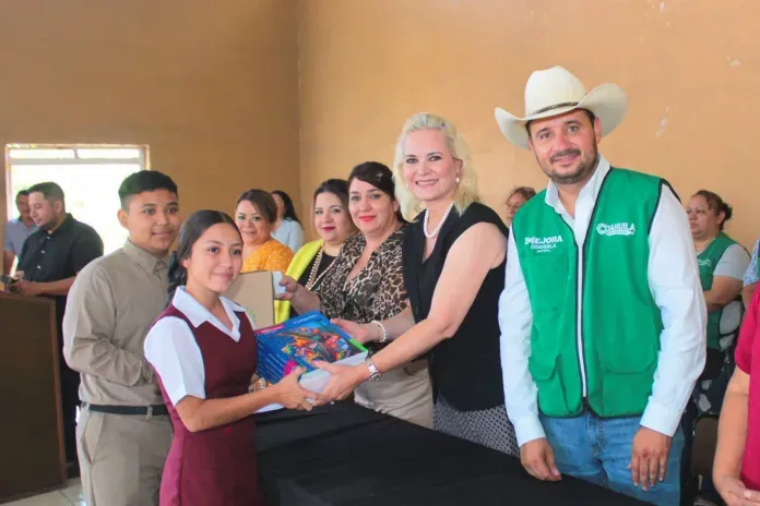 Laura Jiménez entrega paquetes escolares a alumnos